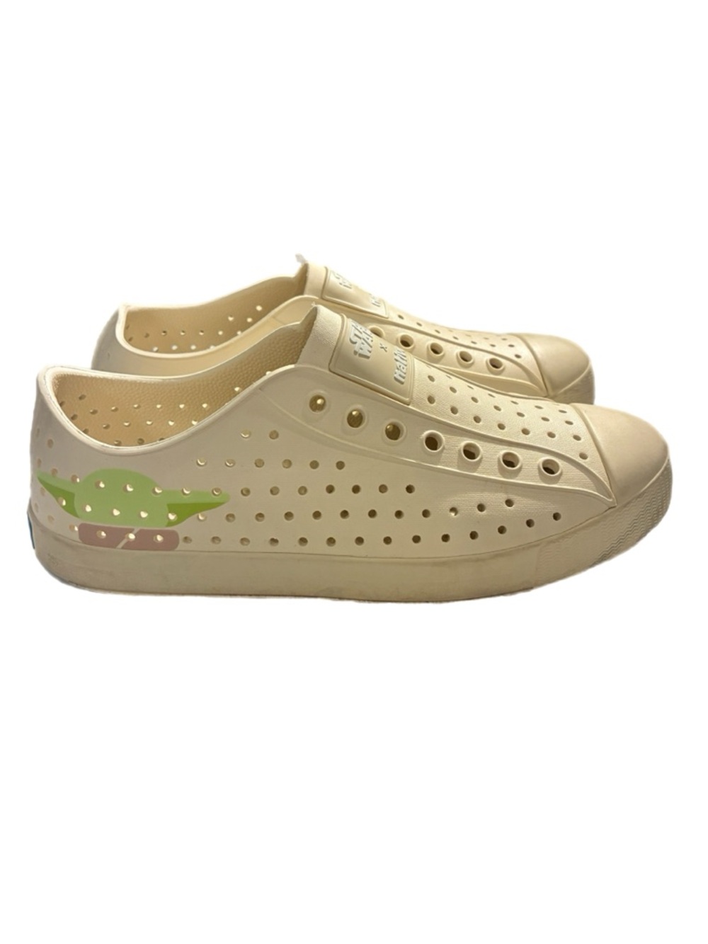 Disney NATIVE Beige Slip-On waterproof Sneakers with Star Wars Yoda Women’s 8